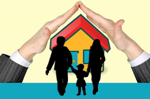 asigurarea pad imagine cu doua maini impreunate deasupra unei case si a siluetei unei familii