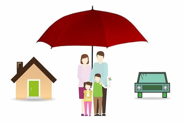 cea mai buna asigurare de locuinta - ilustratie cu o familie sub o umbrela