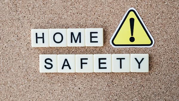 cea mai buna asigurare de locuinta - text home safety pe un fundal neutr