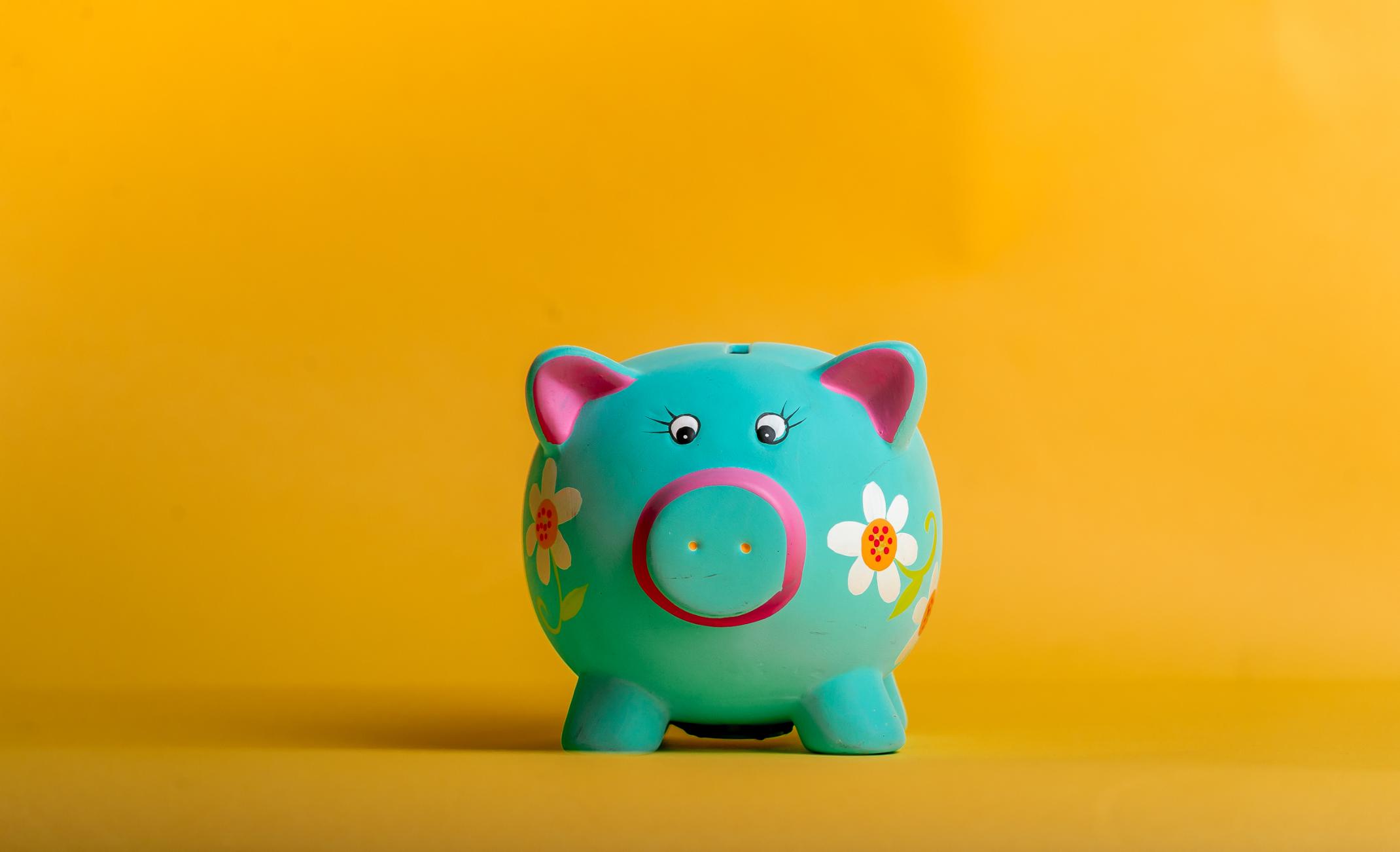 1. Educatie financiara copii - pusculita albastra, fundal galben