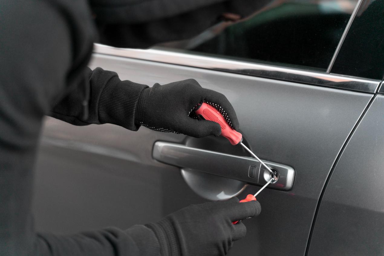 Furturi auto cum te protejezi Ghid practic despre asigurare si alte masuri de protectie