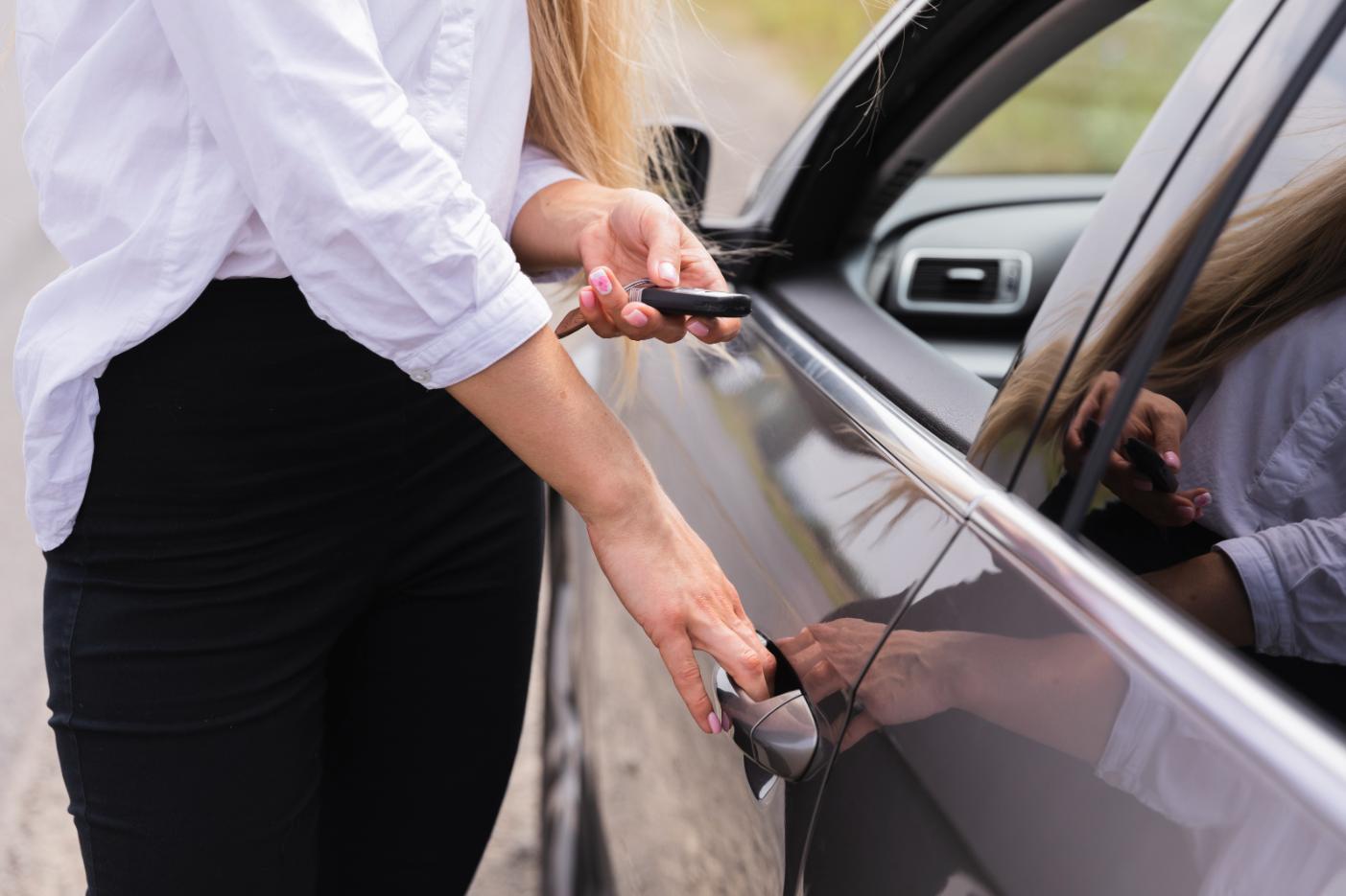 4. Furturi auto - femeie, masina, chei de masina
