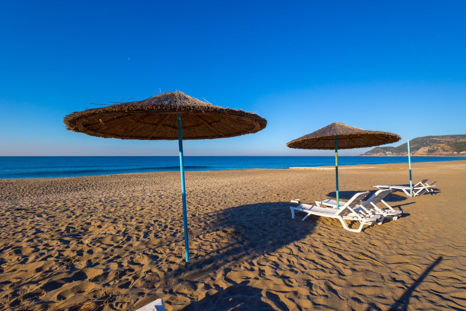 4. sfaturi pentru calatorie in tunisia - umbrele, sezlonguri, mare, nisip