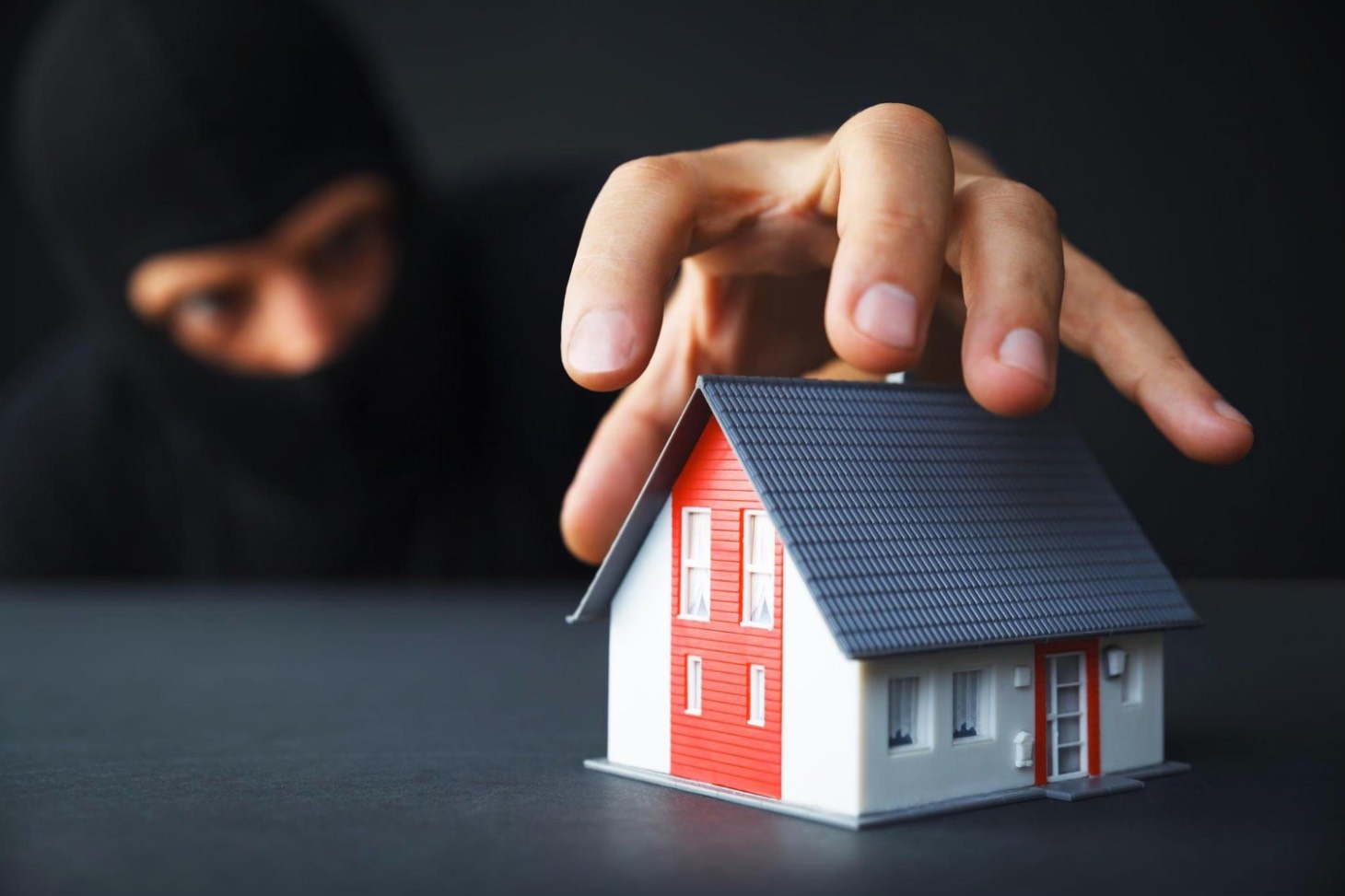 Cum te protejezi de intrarea prin efractie si violarea de domiciliu (hot, casa, intrare prin efractie)