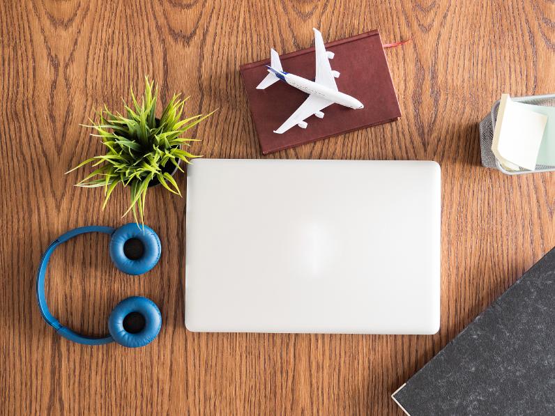 2. Vacanta cipru - laptop, avion, pasaport