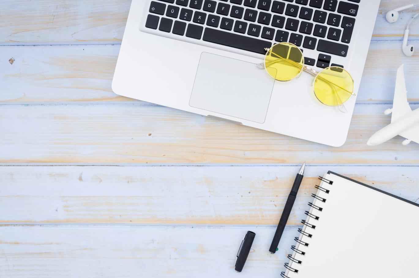 3. Cazare cipru - laptop, ochelari, caiet