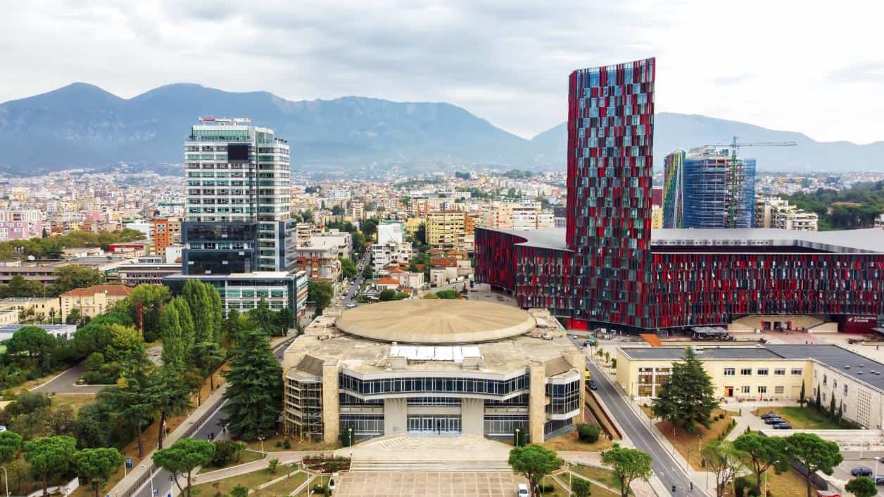 2. Siguranta in Albania - Tirana, cladiri, copaci
