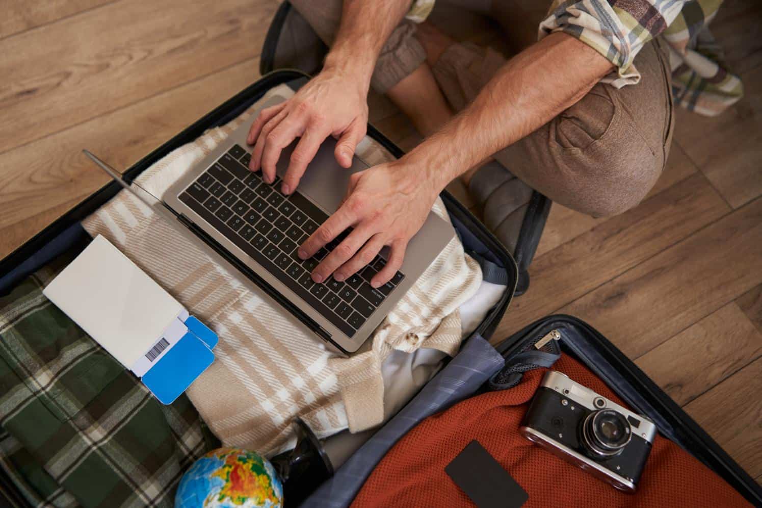 4. Asigurare medicala de calatorie - laptop, om, bagaj.jpg