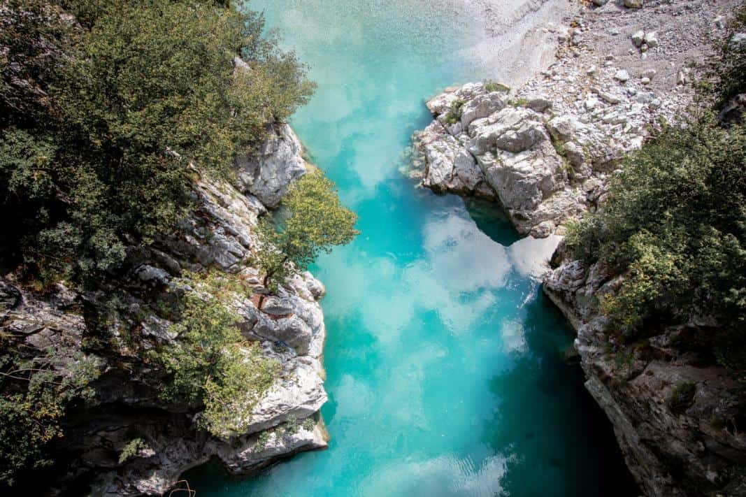 5. Despre albania - apa, stanci, copaci.jpg
