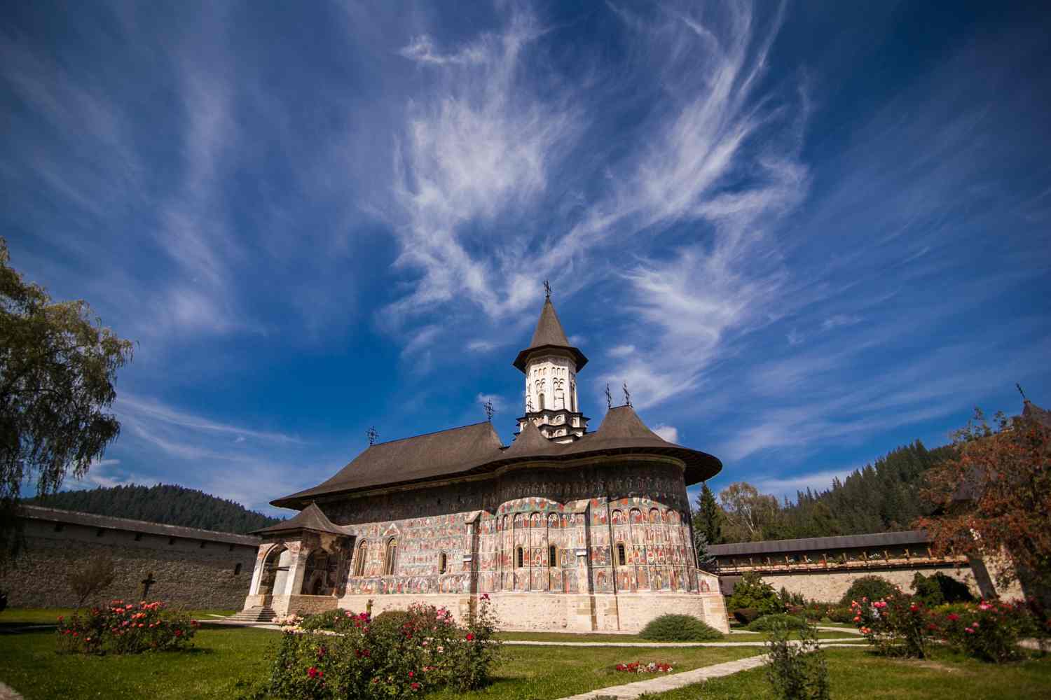 5. road trip romania - manastirea Voronet