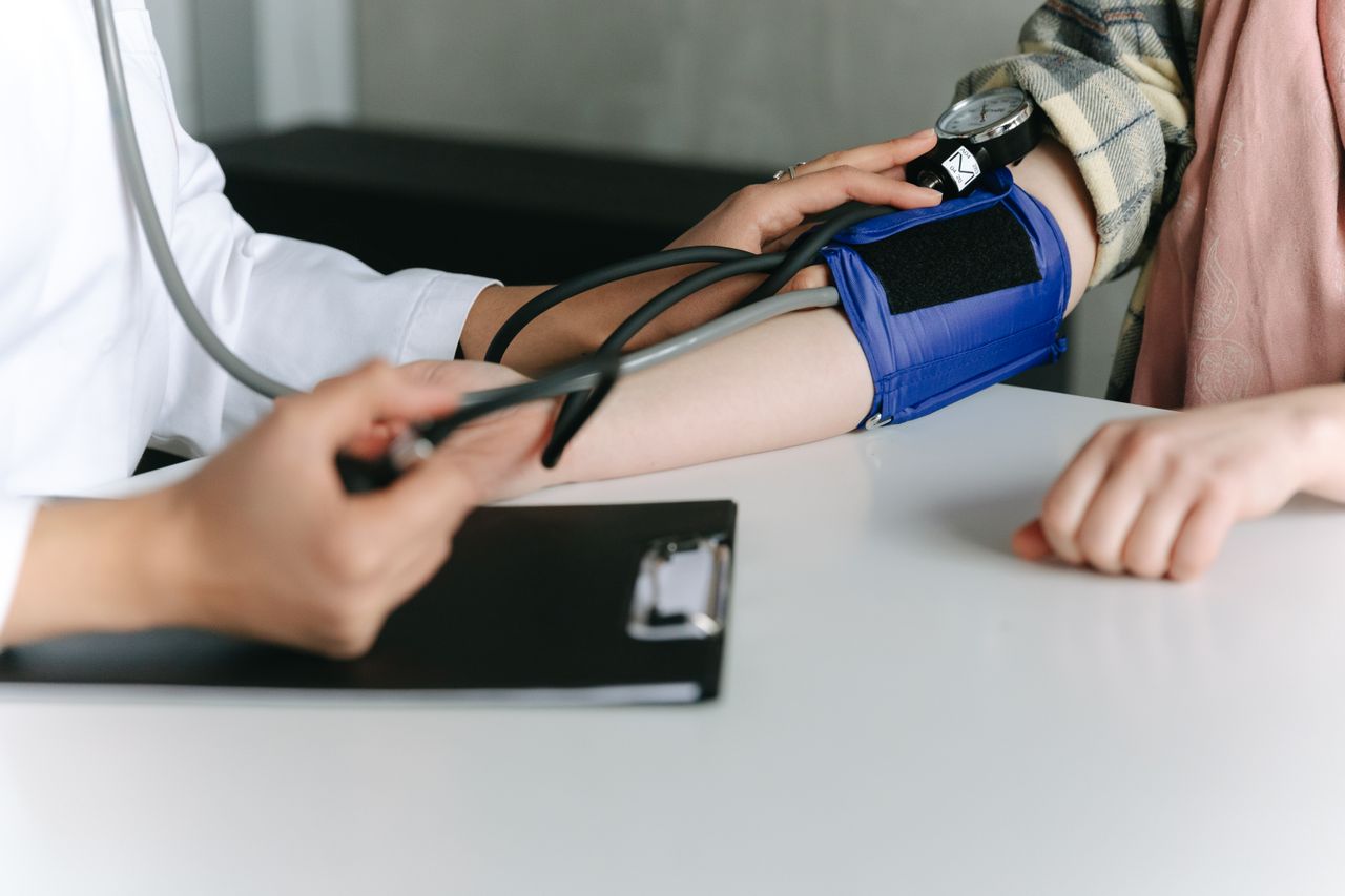 2. control medical anual - tensiometru, medic,maini
